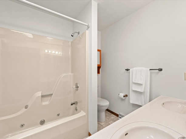 460 Apple, EAST DUBUQUE, Illinois 61025, 3 Bedrooms Bedrooms, ,2 BathroomsBathrooms,House,For Sale,Apple,202603149