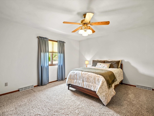 460 Apple, EAST DUBUQUE, Illinois 61025, 3 Bedrooms Bedrooms, ,2 BathroomsBathrooms,House,For Sale,Apple,202603149
