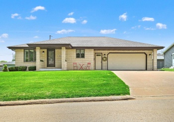 460 Apple, EAST DUBUQUE, Illinois 61025, 3 Bedrooms Bedrooms, ,2 BathroomsBathrooms,House,For Sale,Apple,202603149