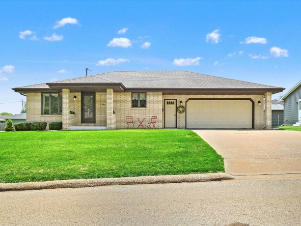 460 Apple, EAST DUBUQUE, Illinois 61025, 3 Bedrooms Bedrooms, ,2 BathroomsBathrooms,House,For Sale,Apple,202603149