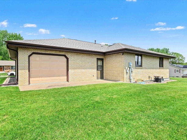 460 Apple, EAST DUBUQUE, Illinois 61025, 3 Bedrooms Bedrooms, ,2 BathroomsBathrooms,House,For Sale,Apple,202603149