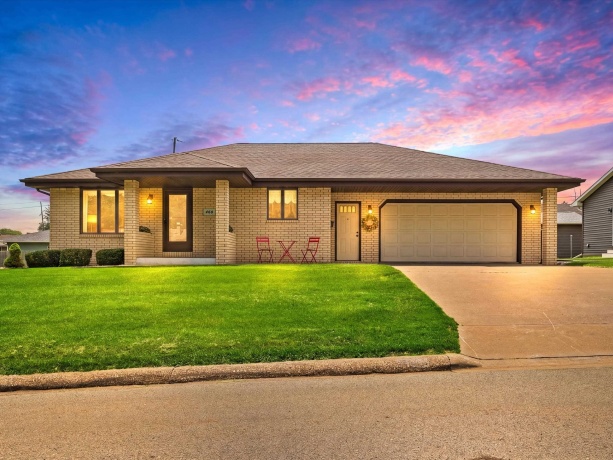 460 Apple, EAST DUBUQUE, Illinois 61025, 3 Bedrooms Bedrooms, ,2 BathroomsBathrooms,House,For Sale,Apple,202603149