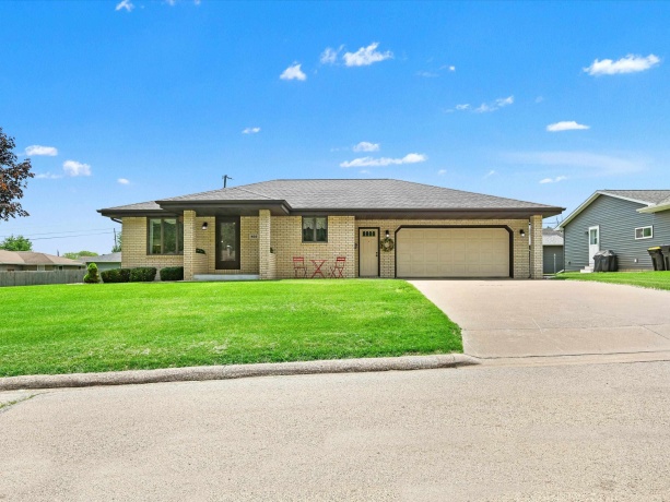 460 Apple, EAST DUBUQUE, Illinois 61025, 3 Bedrooms Bedrooms, ,2 BathroomsBathrooms,House,For Sale,Apple,202603149