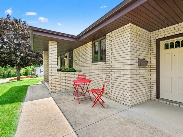 460 Apple, EAST DUBUQUE, Illinois 61025, 3 Bedrooms Bedrooms, ,2 BathroomsBathrooms,House,For Sale,Apple,202603149