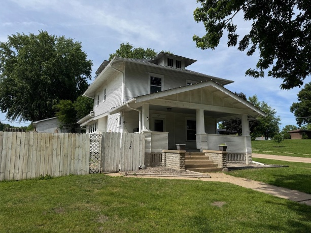 829 11th, FULTON, Illinois 61252, 5 Bedrooms Bedrooms, ,2 BathroomsBathrooms,House,For Sale,11th,202603175