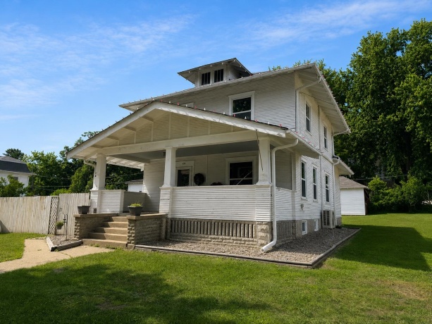 829 11th, FULTON, Illinois 61252, 5 Bedrooms Bedrooms, ,2 BathroomsBathrooms,House,For Sale,11th,202603175