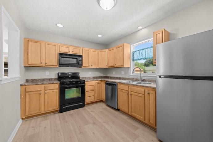552 River, LOVES PARK, Illinois 61111, 3 Bedrooms Bedrooms, ,2 BathroomsBathrooms,House,For Sale,River,202603260