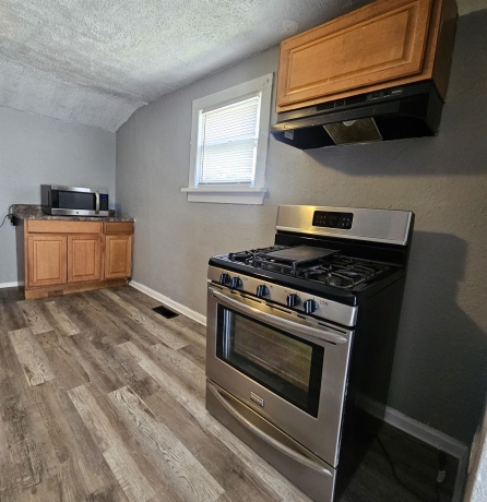 218 OAKWOOD, ROCKFORD, Illinois 61101, 5 Bedrooms Bedrooms, ,1 BathroomBathrooms,House,For Sale,OAKWOOD,202603290