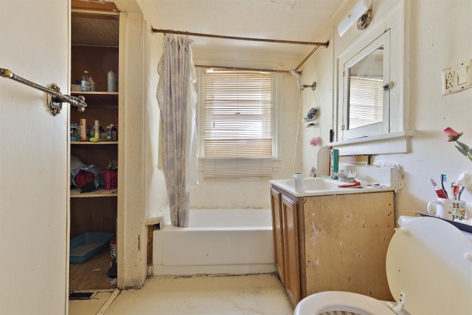 402 Royal, ROCKFORD, Illinois 61101, 3 Bedrooms Bedrooms, ,1 BathroomBathrooms,House,For Sale,Royal,202603313