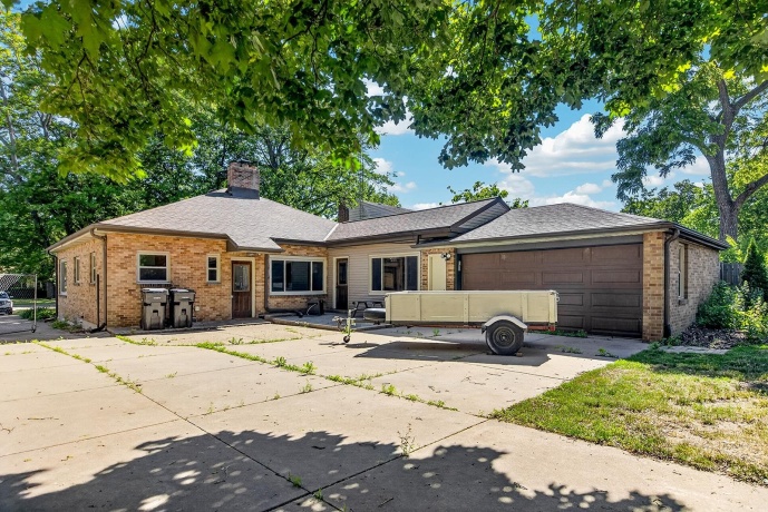 1215 Chapin, BELOIT, Wisconsin 53511, 3 Bedrooms Bedrooms, ,3 BathroomsBathrooms,House,For Sale,Chapin,202603360