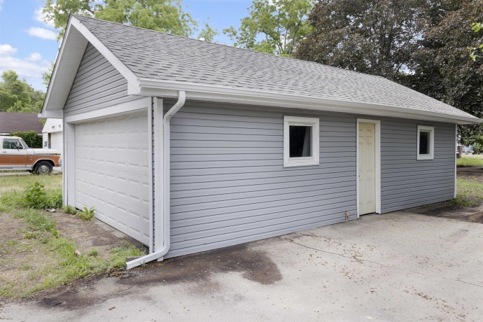2009 4th, ROCKFORD, Illinois 61104, 6 Bedrooms Bedrooms, ,3 BathroomsBathrooms,House,For Sale,4th,202603377