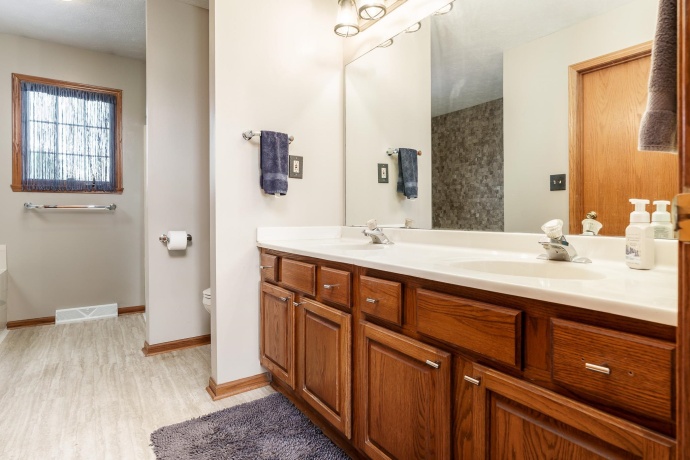 1082 Westridge, ROCKFORD, Illinois 61102, 4 Bedrooms Bedrooms, ,2 BathroomsBathrooms,House,For Sale,Westridge,202603411