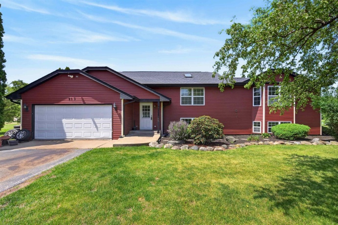 513 Pembroke SW, POPLAR GROVE, Illinois 61065, 6 Bedrooms Bedrooms, ,3 BathroomsBathrooms,House,For Sale,Pembroke SW,202603456
