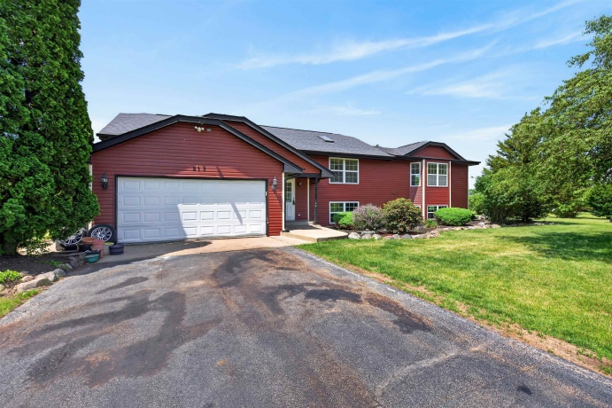 513 Pembroke SW, POPLAR GROVE, Illinois 61065, 6 Bedrooms Bedrooms, ,3 BathroomsBathrooms,House,For Sale,Pembroke SW,202603456