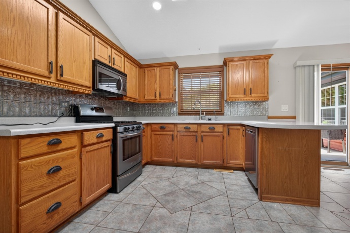 513 Pembroke SW, POPLAR GROVE, Illinois 61065, 6 Bedrooms Bedrooms, ,3 BathroomsBathrooms,House,For Sale,Pembroke SW,202603456