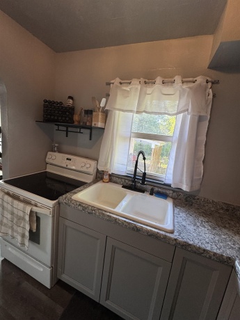 1319 Barton, ROCKFORD, Illinois 61103, 2 Bedrooms Bedrooms, ,1 BathroomBathrooms,House,For Sale,Barton,202602758