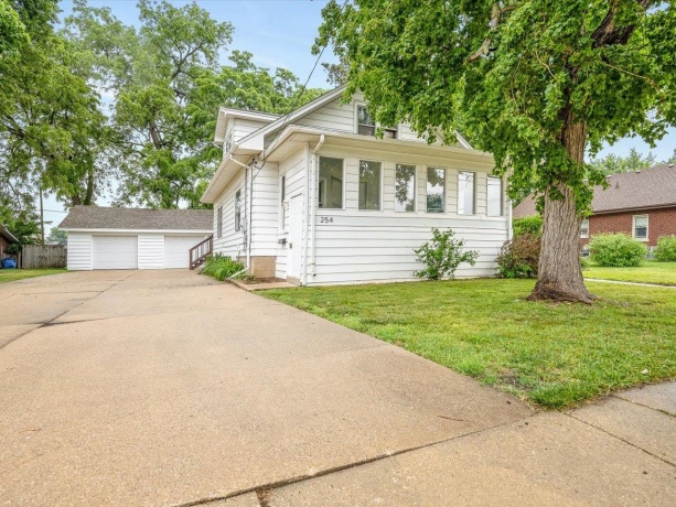 254 River, LOVES PARK, Illinois 61111, 3 Bedrooms Bedrooms, ,2 BathroomsBathrooms,House,For Sale,River,202603299