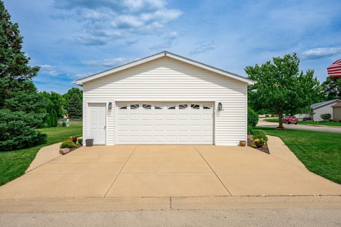5604 IRVING, MACHESNEY PARK, Illinois 61115, 3 Bedrooms Bedrooms, ,2 BathroomsBathrooms,House,For Sale,IRVING,202603621
