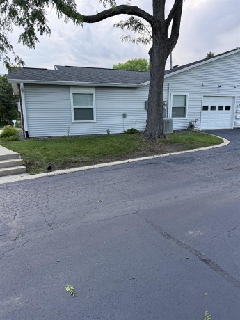 620 Woodbridge #2, FREEPORT, Illinois 61032, 2 Bedrooms Bedrooms, ,1 BathroomBathrooms,Condominium,For Sale,Woodbridge #2,202603658