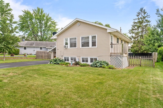 914 Crestview, BYRON, Illinois 61010, 4 Bedrooms Bedrooms, ,2 BathroomsBathrooms,House,For Sale,Crestview,202603673