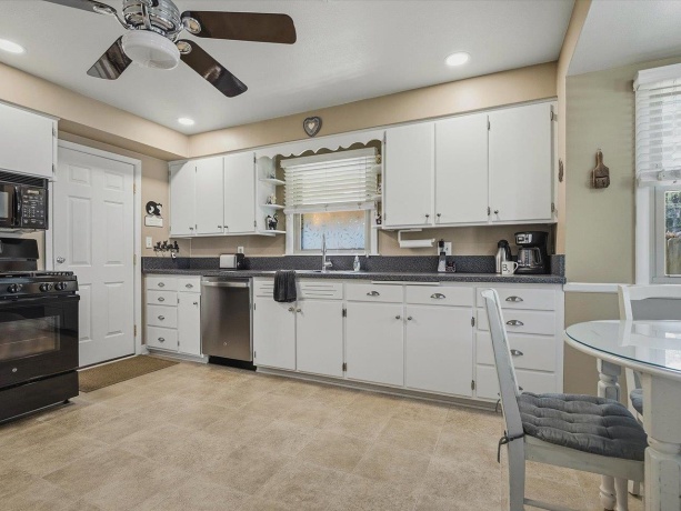 612 Oak Knolls, ROCKFORD, Illinois 61107, 2 Bedrooms Bedrooms, ,2 BathroomsBathrooms,House,For Sale,Oak Knolls,202603839