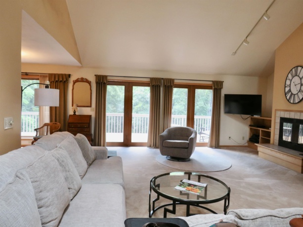 11 Peninsula Drive, GALENA, Illinois 61036, 4 Bedrooms Bedrooms, ,2 BathroomsBathrooms,House,For Sale,Peninsula Drive,202603846