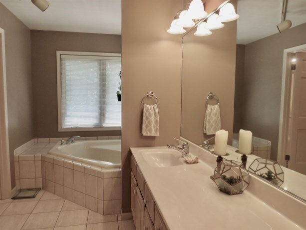 11 Peninsula Drive, GALENA, Illinois 61036, 4 Bedrooms Bedrooms, ,2 BathroomsBathrooms,House,For Sale,Peninsula Drive,202603846