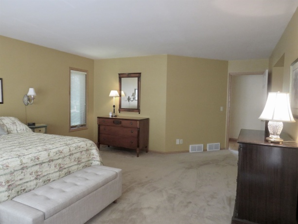 11 Peninsula Drive, GALENA, Illinois 61036, 4 Bedrooms Bedrooms, ,2 BathroomsBathrooms,House,For Sale,Peninsula Drive,202603846
