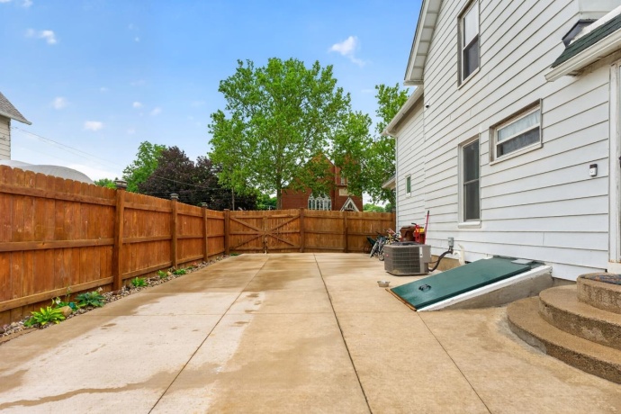 404 Main, BELVIDERE, Illinois 61008, 4 Bedrooms Bedrooms, ,2 BathroomsBathrooms,House,For Sale,Main,202603869