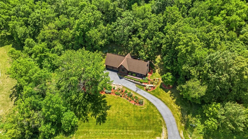 19 Valley, GALENA, Illinois 61036, 2 Bedrooms Bedrooms, ,2 BathroomsBathrooms,House,For Sale,Valley,202603870