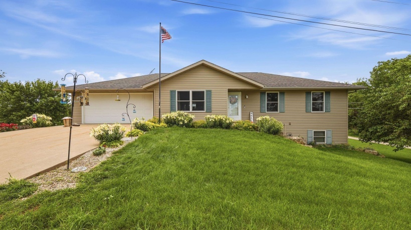 1031 Dodge, GALENA, Illinois 61036, 4 Bedrooms Bedrooms, ,3 BathroomsBathrooms,House,For Sale,Dodge,202603877