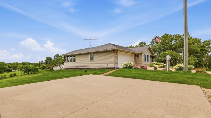 1031 Dodge, GALENA, Illinois 61036, 4 Bedrooms Bedrooms, ,3 BathroomsBathrooms,House,For Sale,Dodge,202603877