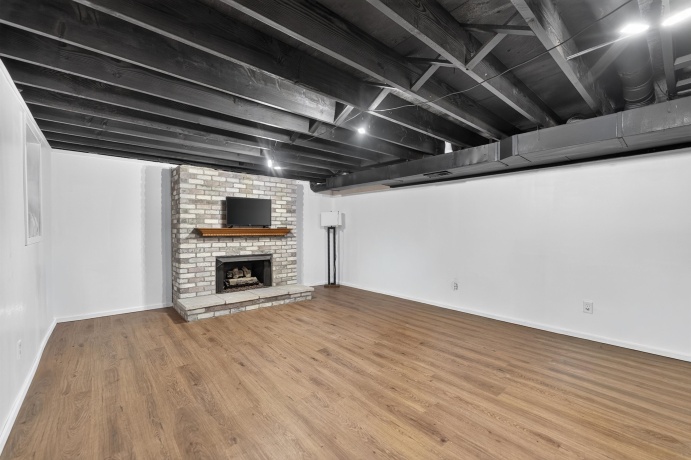 1006 White Pine, DIXON, Illinois 61021, 3 Bedrooms Bedrooms, ,2 BathroomsBathrooms,House,For Sale,White Pine,202603930
