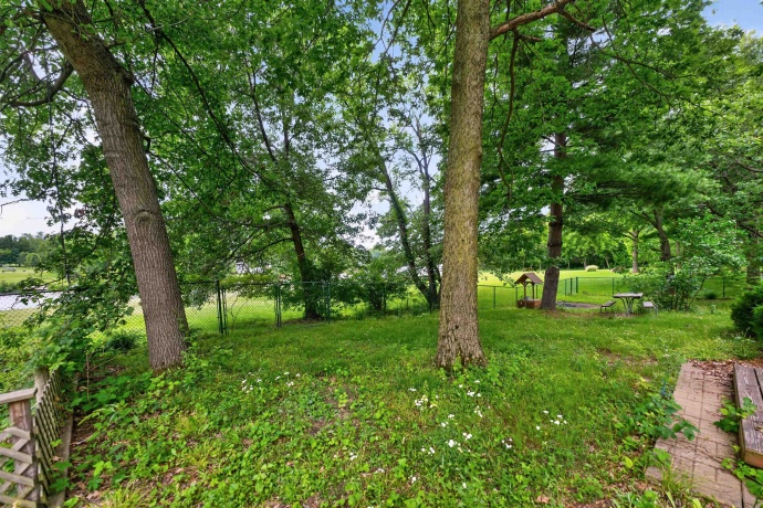 1006 White Pine, DIXON, Illinois 61021, 3 Bedrooms Bedrooms, ,2 BathroomsBathrooms,House,For Sale,White Pine,202603930