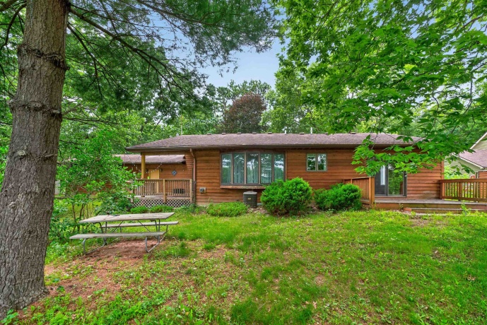 1006 White Pine, DIXON, Illinois 61021, 3 Bedrooms Bedrooms, ,2 BathroomsBathrooms,House,For Sale,White Pine,202603930