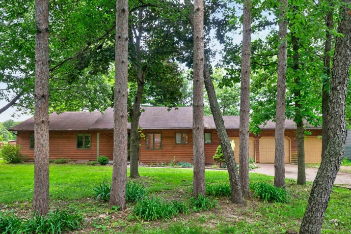 1006 White Pine, DIXON, Illinois 61021, 3 Bedrooms Bedrooms, ,2 BathroomsBathrooms,House,For Sale,White Pine,202603930