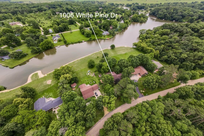 1006 White Pine, DIXON, Illinois 61021, 3 Bedrooms Bedrooms, ,2 BathroomsBathrooms,House,For Sale,White Pine,202603930