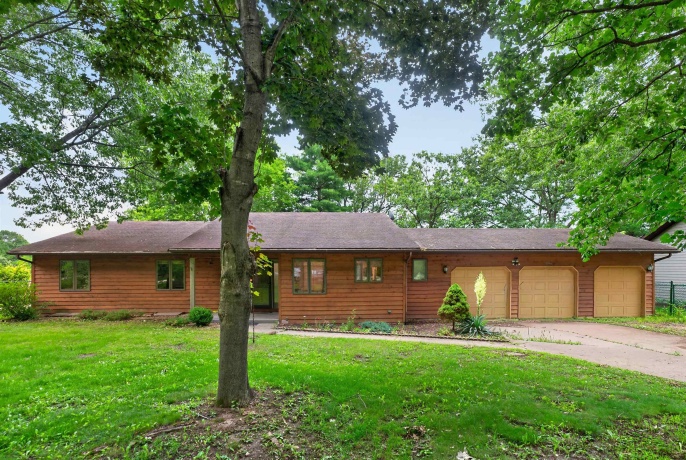 1006 White Pine, DIXON, Illinois 61021, 3 Bedrooms Bedrooms, ,2 BathroomsBathrooms,House,For Sale,White Pine,202603930