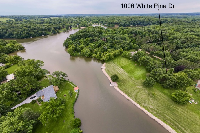 1006 White Pine, DIXON, Illinois 61021, 3 Bedrooms Bedrooms, ,2 BathroomsBathrooms,House,For Sale,White Pine,202603930