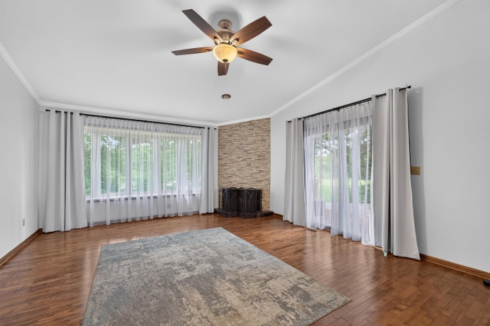 1006 White Pine, DIXON, Illinois 61021, 3 Bedrooms Bedrooms, ,2 BathroomsBathrooms,House,For Sale,White Pine,202603930