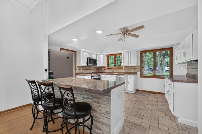 1006 White Pine, DIXON, Illinois 61021, 3 Bedrooms Bedrooms, ,2 BathroomsBathrooms,House,For Sale,White Pine,202603930