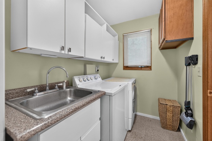 1006 White Pine, DIXON, Illinois 61021, 3 Bedrooms Bedrooms, ,2 BathroomsBathrooms,House,For Sale,White Pine,202603930