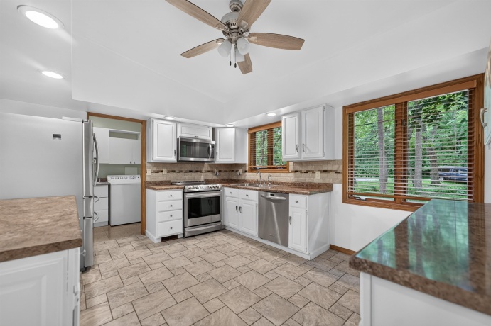 1006 White Pine, DIXON, Illinois 61021, 3 Bedrooms Bedrooms, ,2 BathroomsBathrooms,House,For Sale,White Pine,202603930