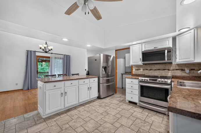 1006 White Pine, DIXON, Illinois 61021, 3 Bedrooms Bedrooms, ,2 BathroomsBathrooms,House,For Sale,White Pine,202603930