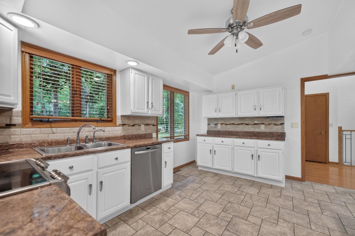 1006 White Pine, DIXON, Illinois 61021, 3 Bedrooms Bedrooms, ,2 BathroomsBathrooms,House,For Sale,White Pine,202603930