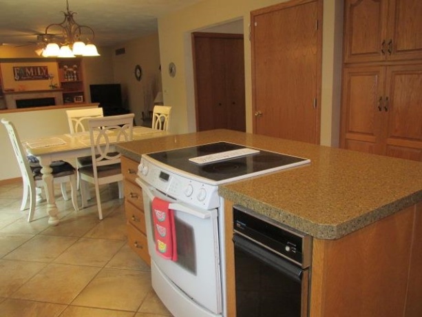 1052 Burke, FREEPORT, Illinois 61032, 4 Bedrooms Bedrooms, ,2 BathroomsBathrooms,House,For Sale,Burke,202603730