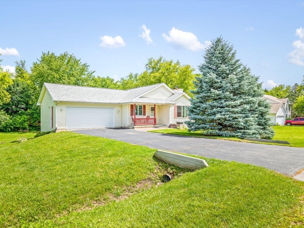 117 PEMBROKE RD SW, POPLAR GROVE, Illinois 61065, 3 Bedrooms Bedrooms, ,2 BathroomsBathrooms,House,For Sale,PEMBROKE RD SW,202603965
