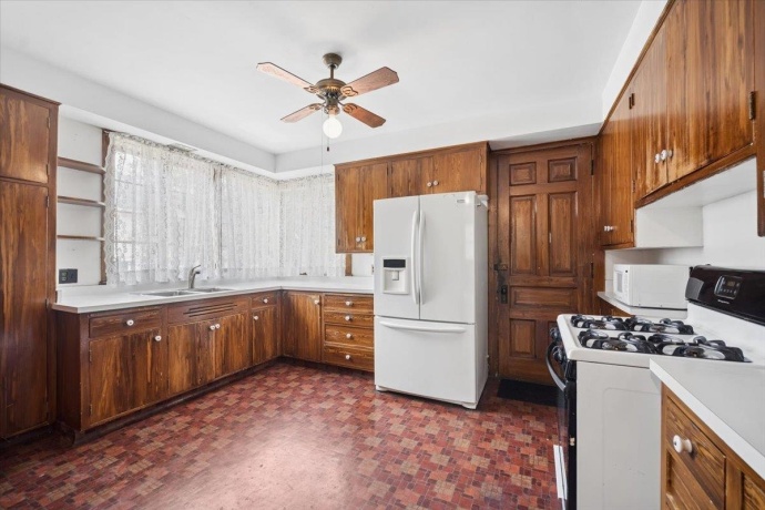 214 State, ELGIN, Illinois 60123, 8 Bedrooms Bedrooms, ,3 BathroomsBathrooms,House,For Sale,State,202603997