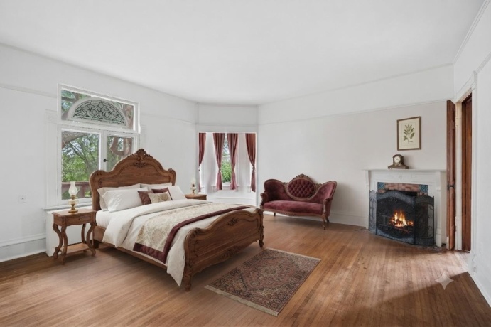214 State, ELGIN, Illinois 60123, 8 Bedrooms Bedrooms, ,3 BathroomsBathrooms,House,For Sale,State,202603997