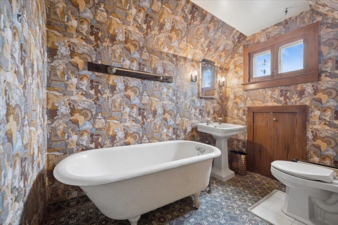 214 State, ELGIN, Illinois 60123, 8 Bedrooms Bedrooms, ,3 BathroomsBathrooms,House,For Sale,State,202603997